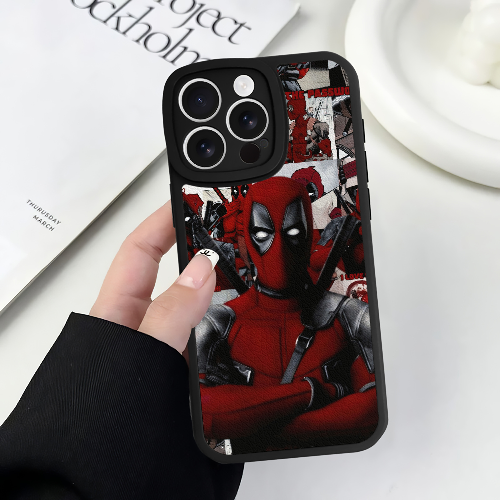 （画像用） Deadpool デッドプール 【iPhone 16シリーズ対応】シリコンスマホケース（レザー調） 材質：シリコン